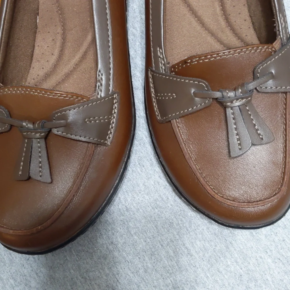 Clarks Women's Brown Loafers Size 8 - Picture 4 of 4